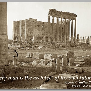 Puede incluir: Fotograf&iacute;a sepia de ruinas antiguas con columnas y una estructura parcialmente en pie. Una persona con un vestido largo est&aacute; de pie cerca de una columna. Texto: "Cada hombre es arquitecto de su propio destino" por Appius Claudius Caecus, 340 a. C. - 273 a. C.
