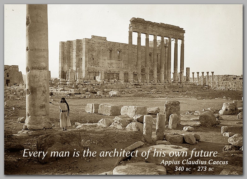 Puede incluir: Fotograf&iacute;a sepia de ruinas antiguas con columnas y una estructura parcialmente en pie. Una persona con un vestido largo est&aacute; de pie cerca de una columna. Texto: "Cada hombre es arquitecto de su propio destino" por Appius Claudius Caecus, 340 a. C. - 273 a. C.
