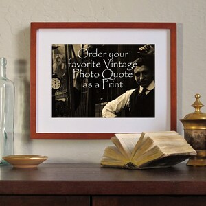 Puede incluir: Una impresi&oacute;n enmarcada con el texto "Order your favorite Vintage Photo Quote as a Print". La impresi&oacute;n est&aacute; en un marco marr&oacute;n y presenta una imagen sepia de un hombre. Otros elementos en la mesa incluyen una botella de vidrio, un plato peque&ntilde;o y un libro abierto.