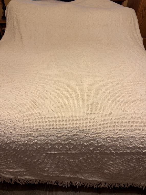 Vintage chenille cream, ivory, off white full/queen bedspread hobnail