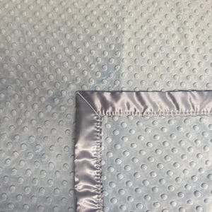 Coperta in raso e minky a pois azzurri con ricamo GRATUITO