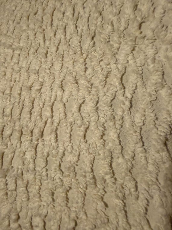 Vintage chenille soft fluffy ivory off white full/queen bedspread diamond design
