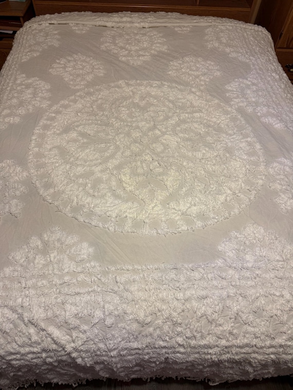 Vintage chenille white medallion design bedspread 114 x 105 queen full