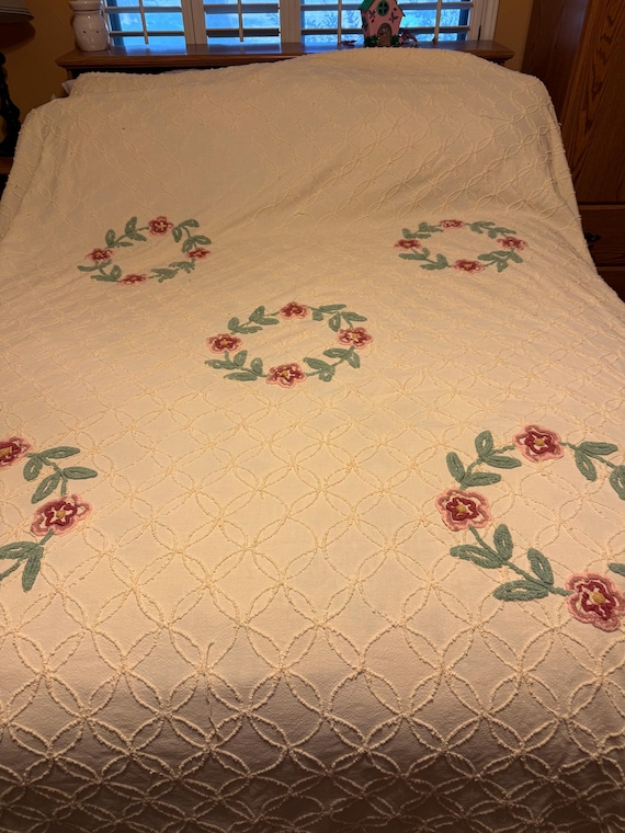 Vintage chenille buttery yellow full/queen bedspread circular flowers