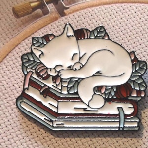 Cat needle minder, needle keep, needle magnet, needle nanny, cross stitch, embroidery, needle point, magnetic needle