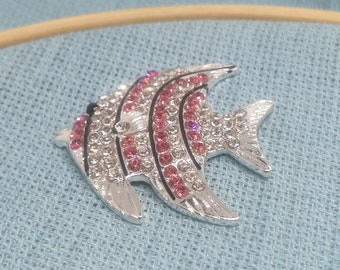 Nålhållare med strassfisk, nålhållare, nålmagnet, nålbarnvakt, korsstygn, broderi, nålspets, magnetisk nålhållare