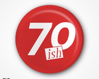 70e anniversaire Pin Badge ou Aimant. Disponible sous forme de badge pin de 2,5 cm ou d’un badge pin ou d’un aimant de 3,8 cm