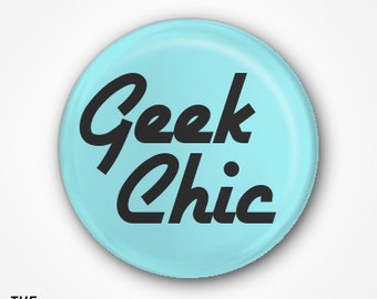Geek Chic-märke eller magnet. Finns som 2,5 cm nålmärke eller 3,8 cm nålmärke eller magnet
