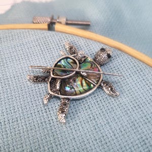 Turtle needle minder, needle keep, needle minder, needle magnet, needle nanny, bee needle minder, bee sewing needle magnetic needle minder