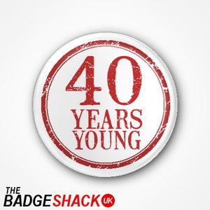 Distintivo ou ímã jovem de 40 anos. Disponível como crachá de 2,5 cm ou crachá ou ímã de 3,8 cm
