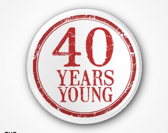 40 ans Jeune Badge ou Aimant. Disponible sous forme de badge pin de 2,5 cm ou d’un badge pin ou d’un aimant de 3,8 cm