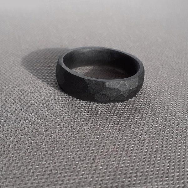 Zwarte edgy band, harsring, eenvoudige ring, zwarte band, stapelbare ringen, stapelringen voor mannen