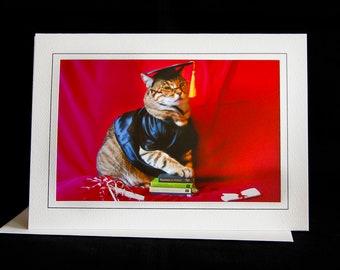 Carte de chat de graduation-Chat portant une robe de graduation-Carte de vœux d’occasion spéciale pour les amoureux des chats