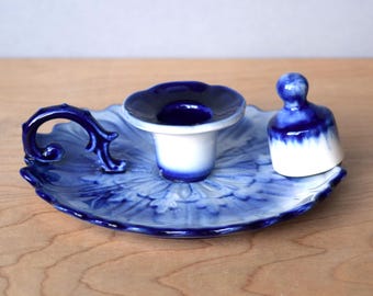 Antiker Flow Blue Kammerleuchter mit Löscher