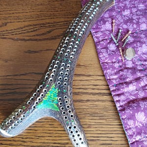 Elk Antler Cribbage Board: Small size, Hand-Carved Fir Tree Art, 6 Metal Pegs