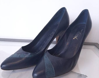 Vintage leren pumps - vintage hakken - slangenleren schoenen - marineblauwe hakken - hakken met spitse neus