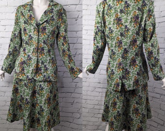 1970s two piece skirt and top set, floral print jacket and skirt, Retro vibe suit, Floral blazer, sage green