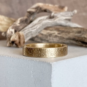 Rustikaler 14K Solid Recycled Gold Ehering - Damenring
