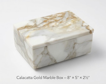 Op de afbeelding: Een rechthoekige doos van Calacatta Gold marmer met deksel, voorzien van witte steen met opvallende gouden en grijze aders. De doos is gelabeld als Calacatta Gold Marble Box met afmetingen van 20,32 cm bij 12,7 cm bij 6,35 cm.