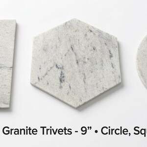 Könnte beinhalten: Drei Untersetzer aus Bianco Romano Granit in quadratischer, sechseckiger und runder Form. Jedes Stück hat ein hellgrau und weiß gesprenkeltes Steinmuster. Der Text lautet: Bianco Romano Granite Trivets - 9" • Circle, Square & Hexagon.