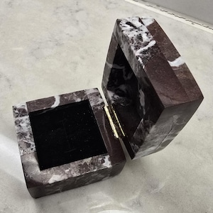 Caja para anillos de mármol rojo Rosso Levanto, una hermosa caja perfecta para una propuesta o para exhibir un recuerdo perfecto que será un tesoro para siempre.