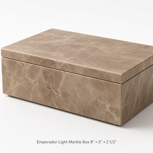 Caja hecha a mano de mármol Emperador marrón claro de 8"×5" de alto y 2 1/2" de ancho. Una elegante versión más clara del mármol Emperador, muy elegante.