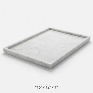 Könnte beinhalten: Ein rechteckiges Tablett aus weißem Marmor mit erhöhtem Rand. Das Tablett ist 40,6 cm lang, 30,5 cm breit und 2,5 cm hoch. Der Text "16" x 12" x 1"" ist unten im Bild aufgedruckt.