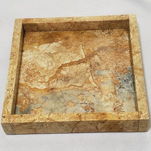 Vassoio in pietra calcarea color crema dorato disponibile in diverse dimensioni, perfetto per il comodino, il bagno o come splendido elemento decorativo da tavola.
