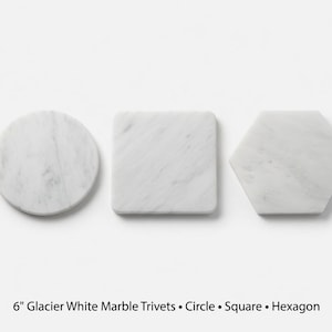 Puede incluir: Tres salvamanteles de mármol blanco Glacier en forma de círculo, cuadrado y hexágono. Los salvamanteles miden aproximadamente 15 cm de diámetro o ancho. El mármol tiene un veteado natural.