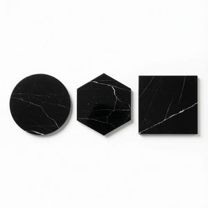 Prato de mármore Nero Marquina. Perfeito para proteger sua mesa de panelas e frigideiras quentes. Disponível em 3 formatos (6").