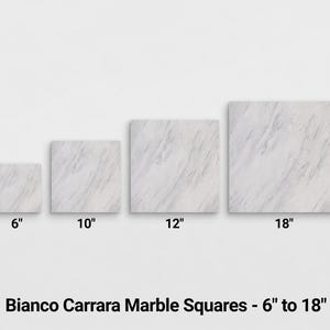 Pode incluir: Quatro quadrados de mármore Bianco Carrara, variando de 15,2 cm a 45,7 cm. O mármore tem uma base branca com veios cinzentos. Os tamanhos estão rotulados na imagem.
