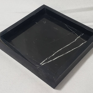 Handgemaakt Nero Marquina marmeren dienblad 6&quot; x 6&quot; hoogte 1&quot;, perfect voor uw nachtkastje, badkamer of perfect als basis voor een rietverspreider.