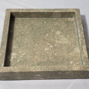 Vassoio di calcare di alghe nella tua scelta di dimensioni, perfetto per il tuo comodino, bagno o decorazione della tavola bellissimo arredamento.