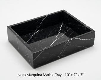 Könnte beinhalten: Ein rechteckiges Nero Marquina Marmortablett, ca. 25 cm lang, 18 cm breit und 8 cm hoch. Das Tablett ist schwarz mit weißen Adern. Der Produktname und die Abmessungen sind unten im Bild aufgedruckt.