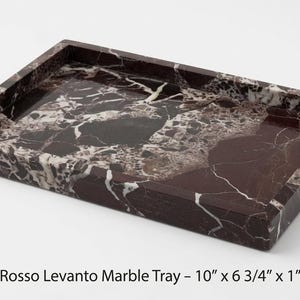Könnte beinhalten: Ein rechteckiges Tablett aus Rosso Levanto Marmor mit tiefen burgunderroten und dunkelroten Tönen sowie markanter weißer Äderung auf der gesamten Steinoberfläche. Das Tablett misst laut dem aufgedruckten Text 25,4 cm x 17,1 cm x 2,5 cm.
