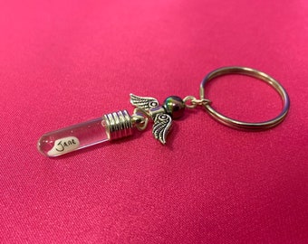 Personalisierter ENGELSFLÜGEL-SCHLÜSSELANHÄNGER Name auf Reis - personalisiert mit Ihrer Wahl des Namens ...