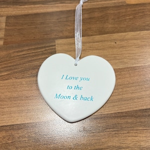 月まで行って戻ってくるほどあなたを愛しています。吊るす準備ができているハート、クリスタルで手作りされています。パーソナライズできます