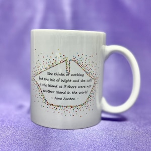 La tasse avec citation île de Wight (effet pois) Jane Austen peut être personnalisée avec un nom