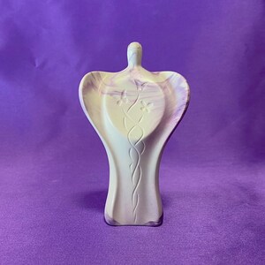 Escultura de meditación curativa del Arcángel Zadkiel con remolinos de color de inspiración divina que contiene cristales de 90 mm de alto.