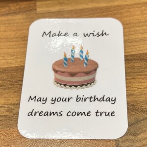 Feliz Aniversário - palavras amorosas positivas capturadas como um cartão de bolsa ou cartão de felicitações