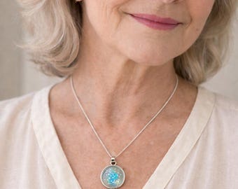 Ceneri di cremazione incapsulate all'interno di un ciondolo in argento sterling