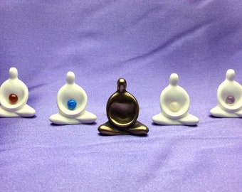 Escultura de bolsillo "Ser Quieto" – Figura de meditación de cuarzo, angelita y selenita.