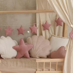 Samtsterngirlande &#39;Soft Pink Dust&#39;, Babybettdekoration, Girlande zur Kinderzimmerdekoration über der Wiege, Dekoration für das Fotoshooting