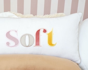 Dekorativer Kissenbezug mit bunt gestickter Aufschrift „Soft“, einzigartiges Geschenk, Dekokissen für das Wohnzimmer