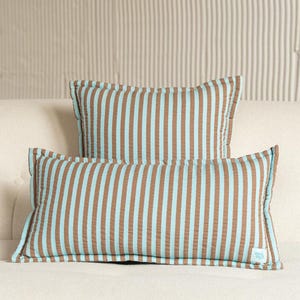 Nackenstützkissen aus Baumwolle „Blau-braune Streifen“, Lendenkissen fürs Schlafzimmer, elegantes Kissen fürs Sofa