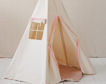 Tipi pour fille « Fluffy Pompoms » décoration de chambre rose, style chambre bohème, chambre style cottage, tipi pour fête d'anniversaire, cadeau de Pâques pour fille