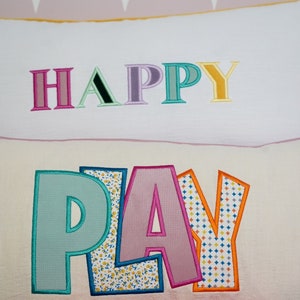 Taie d'oreiller décorative avec une inscription brodée colorée Happy, cadeau unique pour baby shower, traversin pour coach enfant, déco chambre bébé image 3