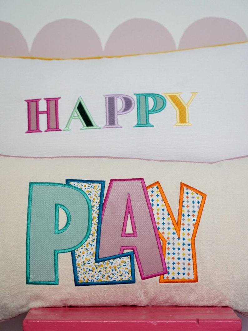 Taie d'oreiller décorative avec une inscription brodée colorée Happy, cadeau unique pour baby shower, traversin pour coach enfant, déco chambre bébé image 3