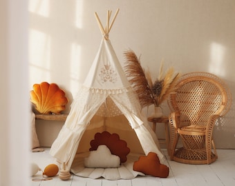 Tipi avec volants et tapis rond/coquille tente « Boho » pour chambre de fille rustique, motifs de broderie de qualité, décoration de chambre bohème, volants romantiques