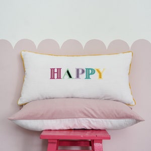 Taie d'oreiller décorative avec une inscription brodée colorée Happy, cadeau unique pour baby shower, traversin pour coach enfant, déco chambre bébé image 2